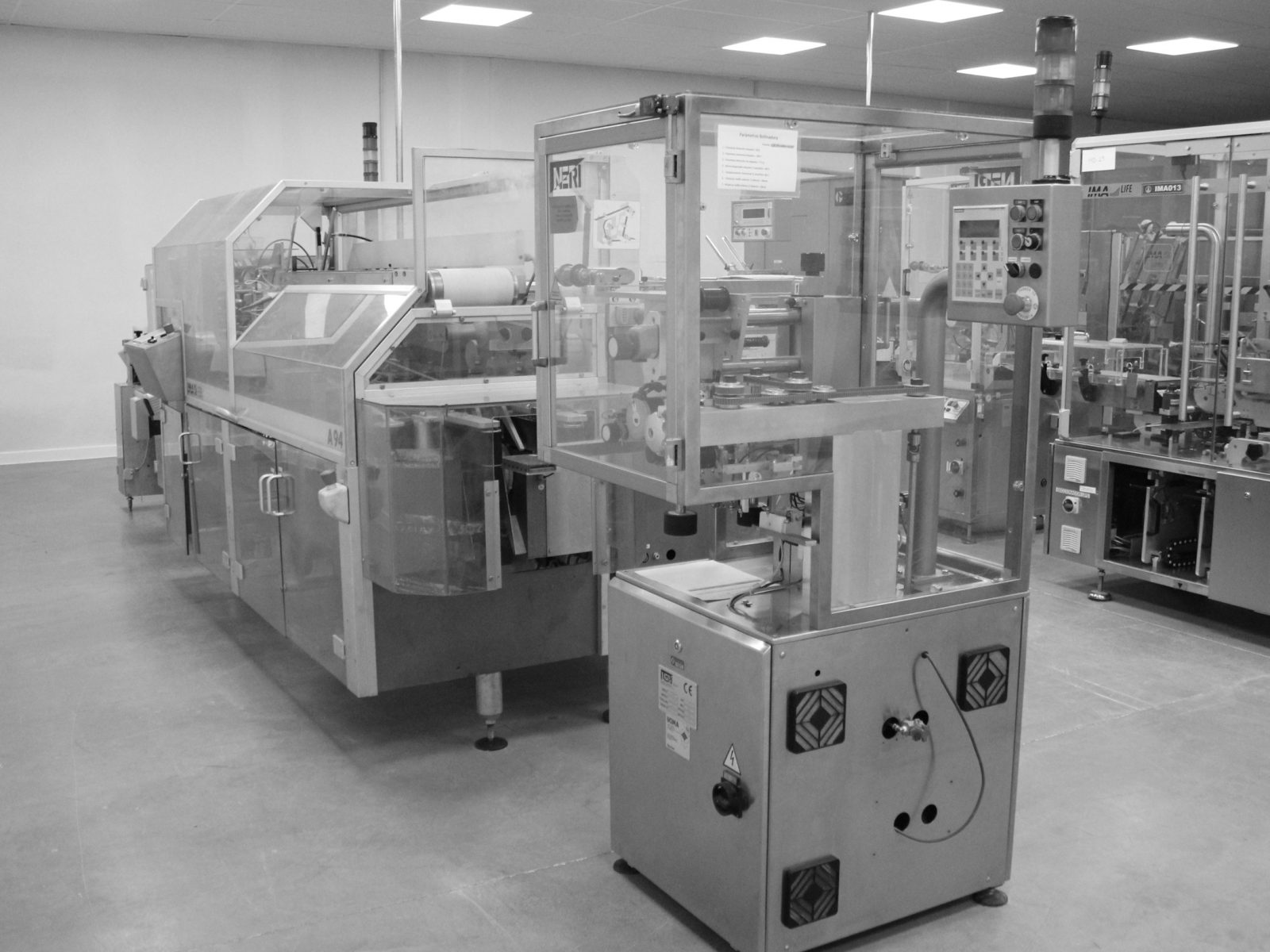 sala con diferentes máquinas industriales